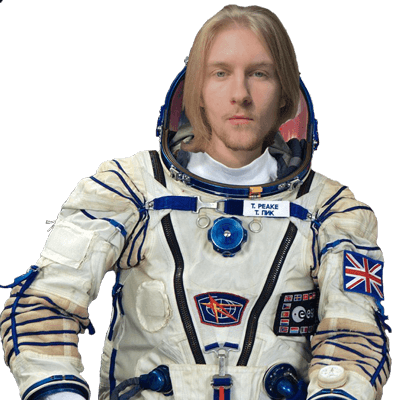 Tom en tenue d'astronaute